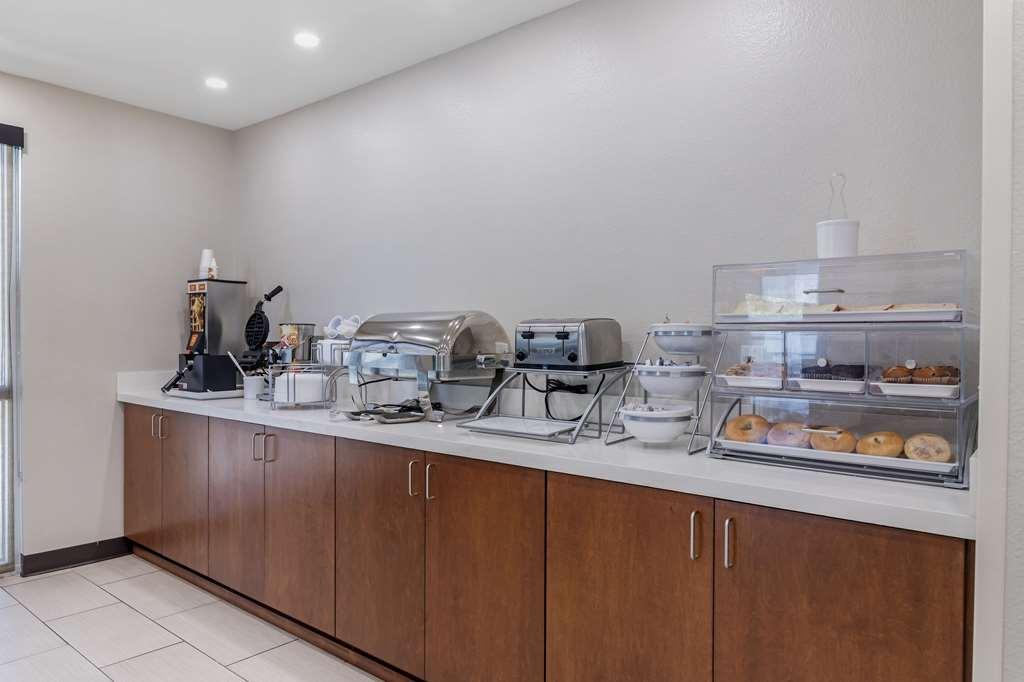 Comfort Inn & Suites Brunswick Restaurant photo